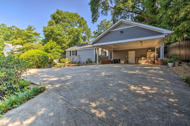 Cozy Athens Cottage Walk to Sanford Stadium!, Clarke