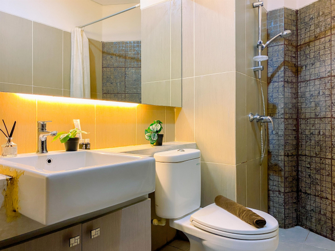 Bathroom 5, Homey 2BR at GP Plaza Apartment By Travelio, Central Jakarta