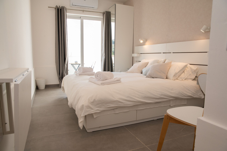 Bedroom 2, Gest
