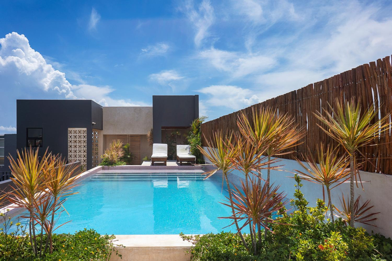 Sport & Beauty 2, UJO Condo Boutique, Cozumel