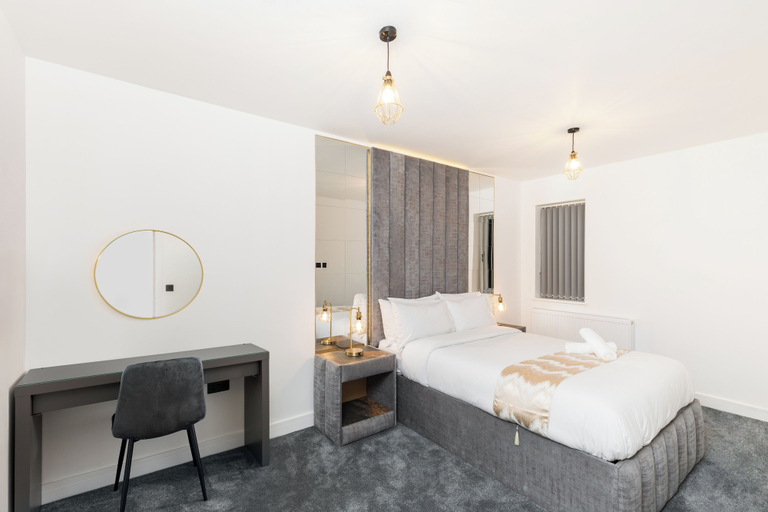Bedroom 2, The Suites Inn Hotel, Dudley