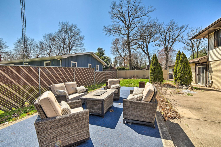 Food & Drinks, Spacious Getaway w/ Heated Private Pool!, LaPorte