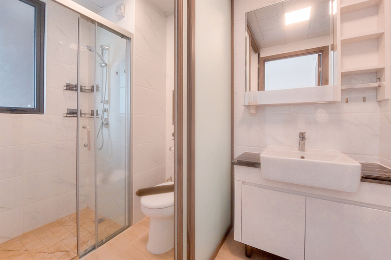 Bathroom 5, Spacious and Comfy 3BR Apartment Sky House BSD By Travelio, Tangerang Selatan