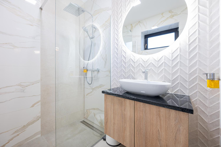 Bathroom 1, Klia, Sanmartin