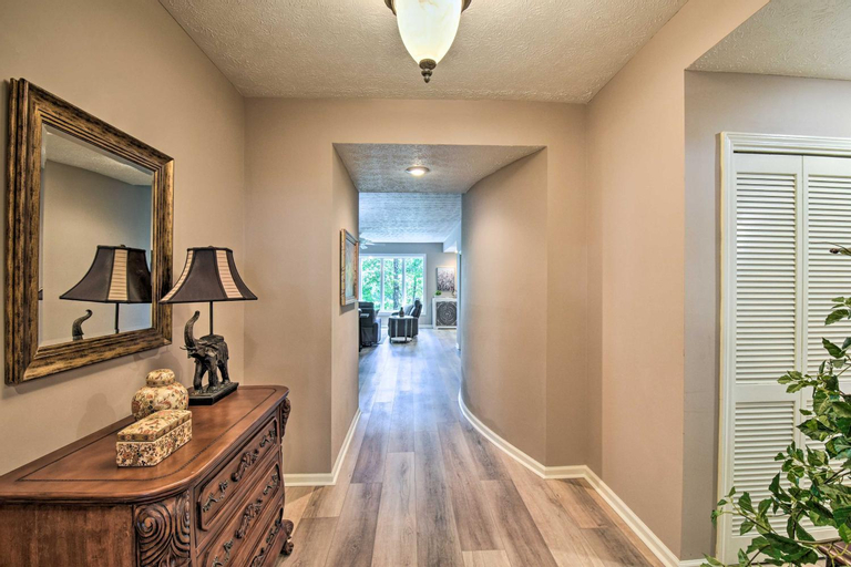 Resort-Style Condo with Balcony on Lake Keowee, Oconee