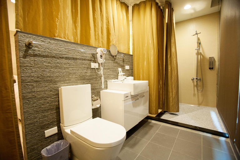 Bathroom 10