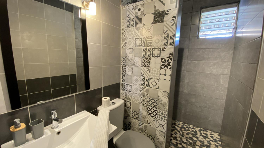 Bathroom, Ti Caraibes, appartement T3 atypique, vue mer, piscine et proche plage, Les Trois-Îlets