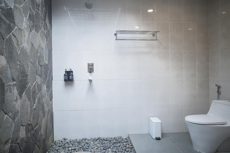 Bathroom 16
