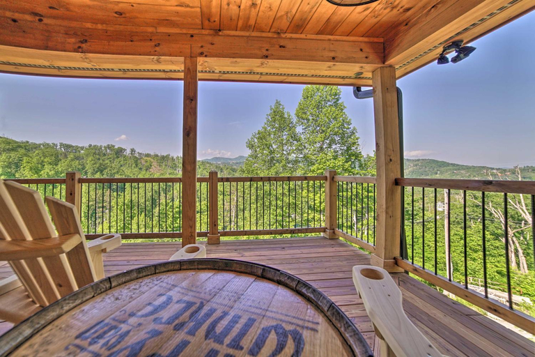 Others 5, Hot Tub + Smokies Views! Spacious Mountain Retreat, Sevier