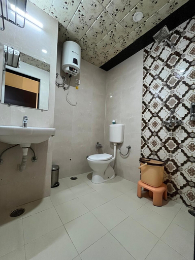 Bathroom 5, Hotel Kavana, Varanasi