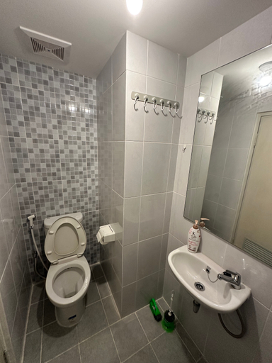 Bathroom, Apartment Tokyo Happy Stay PIK2, Tangerang