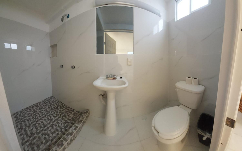 Bathroom 5, Hotel el Cortes, Aguascalientes