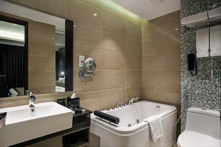 Bathroom 5, Best Western Plus Maple Leaf, Dhaka