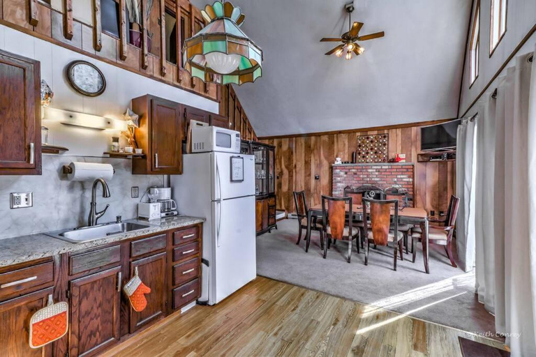 2, Beautiful Chalet with Hot Tub & Sauna in Poconos, Monroe