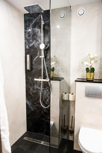 Bathroom 23