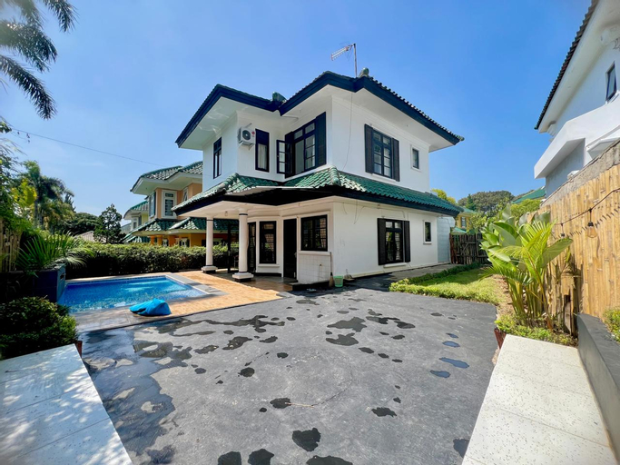 Villa Hasha 3 With Biliard and Private Pool, Cianjur