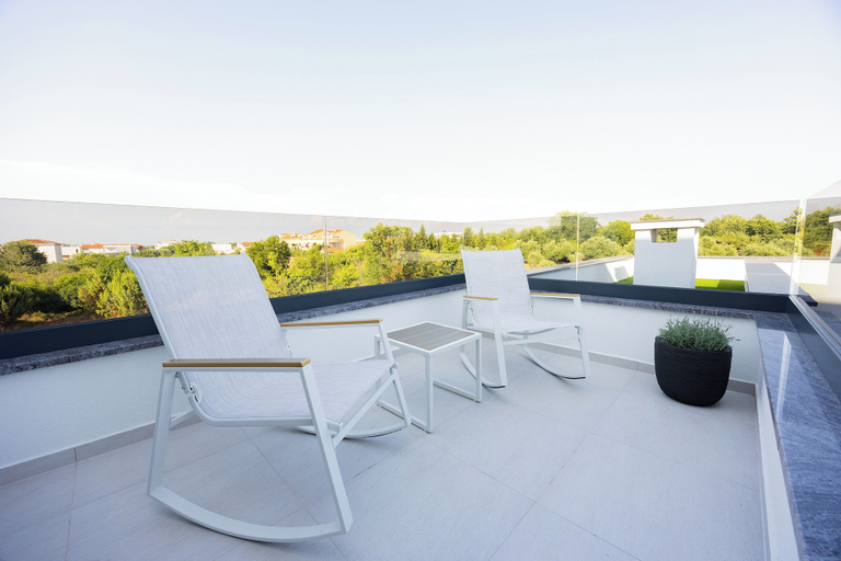 Public Area 5, Villa Elena, Nin