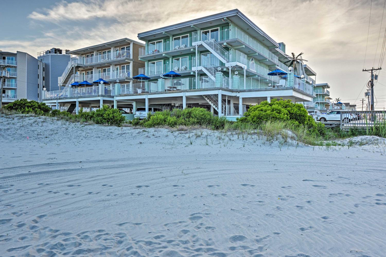 Wildwood Crest Condo with Pool Walk to Restaurants!, Cape May