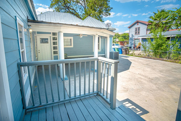 Exterior view 2, Remodeled Historic 1BR 1BA House Near Downtown, Bexar
