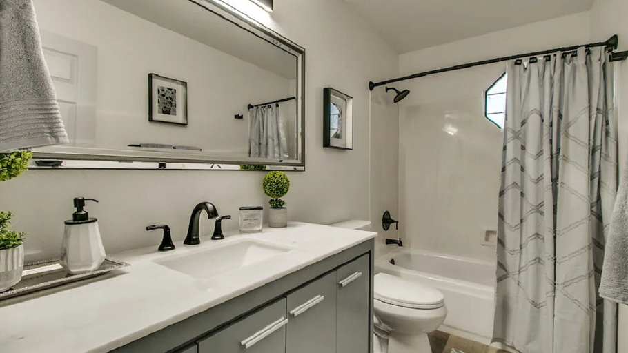 Bathroom 4, Fully Renovated Kierland Retreat W/pool & 4-bdrms!, Maricopa