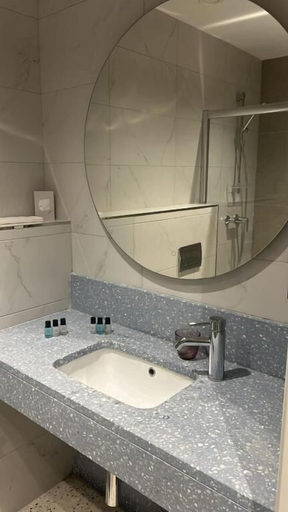 Bathroom 3, King Charles Boutique