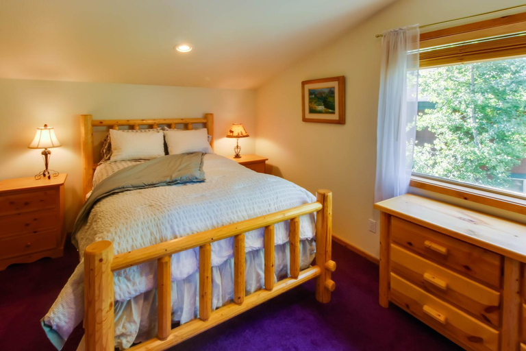 Cottage Court Condo, Valley