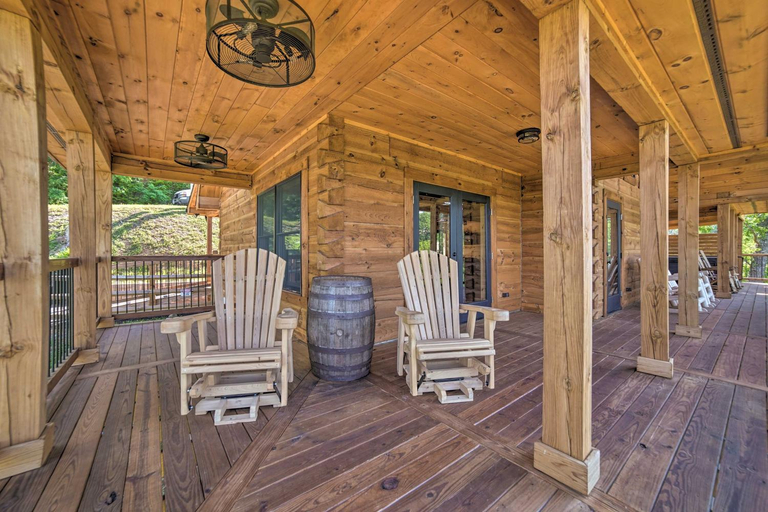 Food & Drinks, Hot Tub + Smokies Views! Spacious Mountain Retreat, Sevier