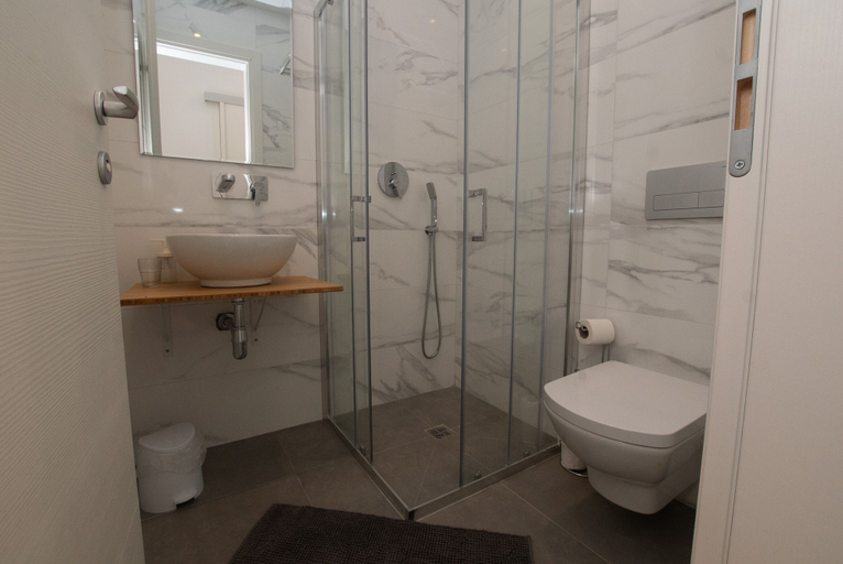 Bathroom 3, Gest