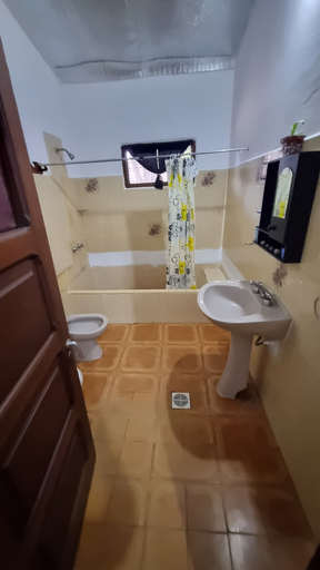 Bathroom 4, Entre Mangos y Tucanes, Ledesma