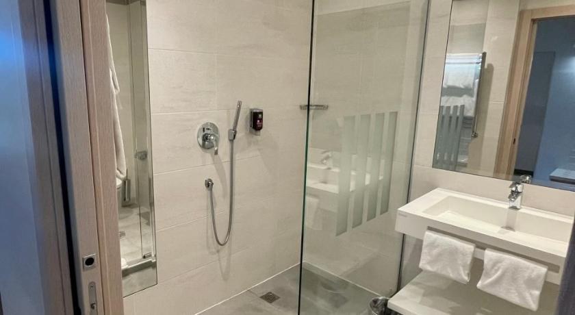 Bathroom 7