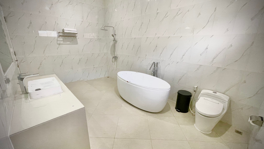 Bathroom 5, RRR Luxury Villas, Bogor