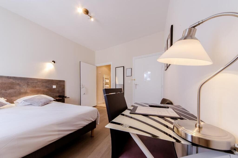 Bedroom 2, Logis Hôtel - Le Petit Bellon, Oise