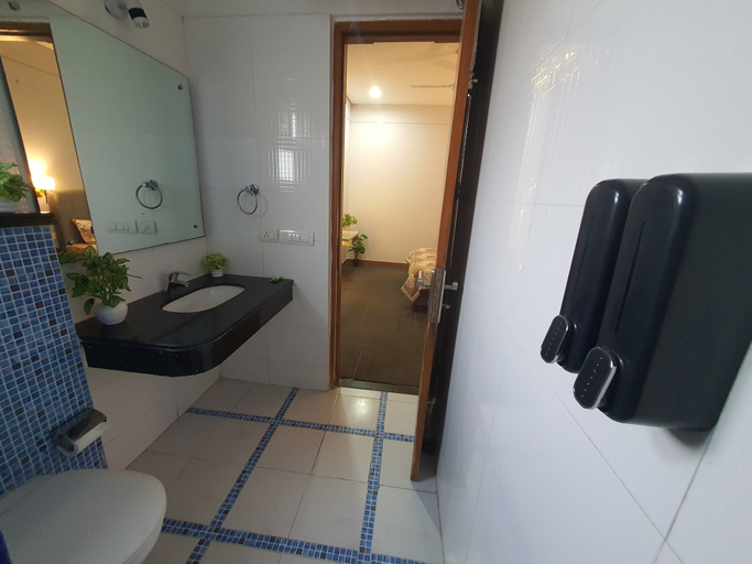 Bathroom 2, Mallenzo suites, Gurgaon