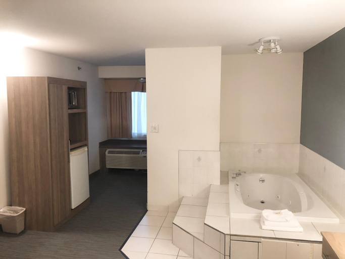 Bathroom 4, Days Inn & Suites by Wyndham Niagara Falls Centre St. By the Falls, Niagara