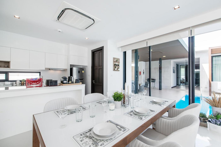 Dining Room 15