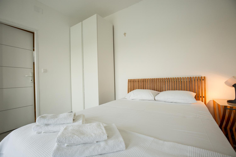 4, Vila Visnjic, Primošten