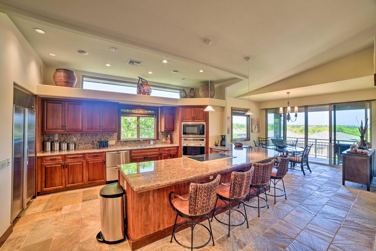 Food & Drinks 5, 'Tropical Paradise' Resort Villa: 1 Mile to Beach!, Hawaii