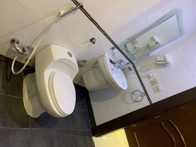 Bathroom 5, Laylati Dhahrat Laban, Riyadh