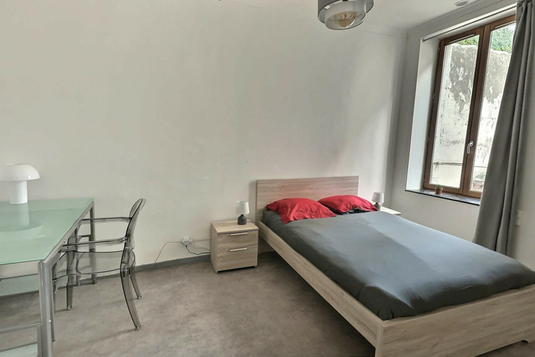 Bedroom, Des appartements au calme dans un immeuble historique, Hérault