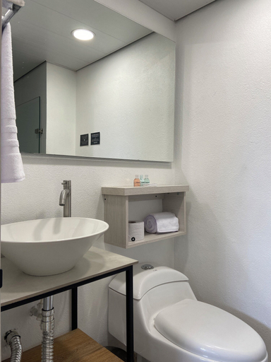 Bathroom 3, Hotel Santa Ana, Medellín
