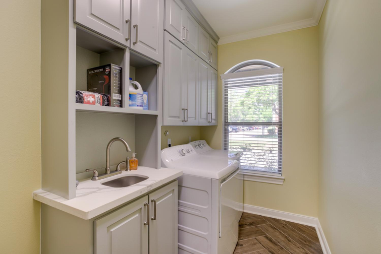 Others 5, Chic Texas Abode w/ Patio & Fenced-In Yard!, Houston