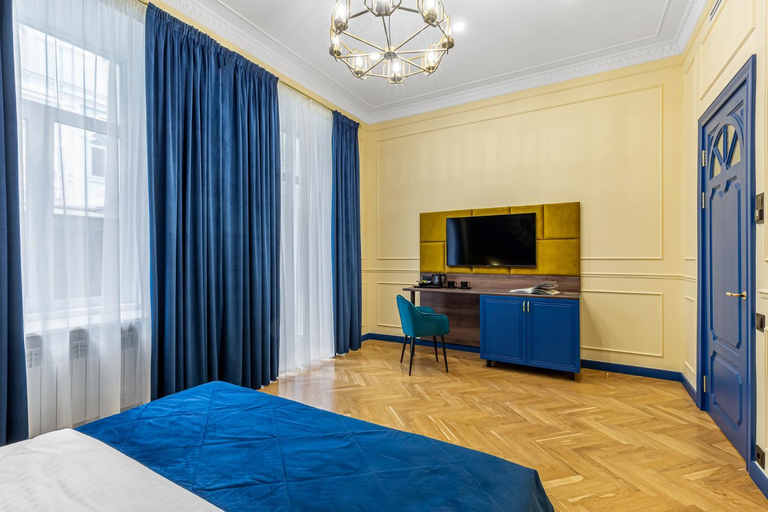 Bedroom 2, Queen Bee, Shevchenkivs'kyi