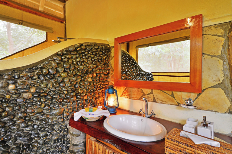 Bathroom, Ishasha Jungle Lodge, Kinkiizi