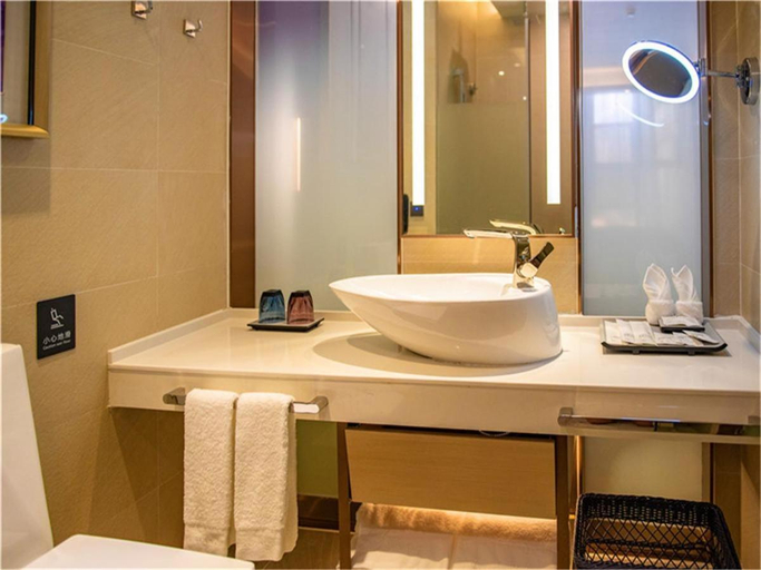 Bathroom 3, Lavande Hotel Jiangmen Golf Center, Jiangmen