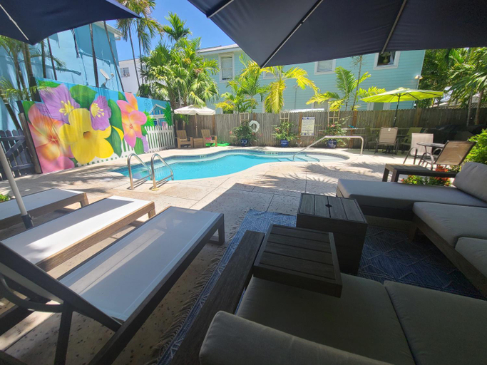Sport & Beauty 2, Duval Street Suite overlooking Duval with parking and pool, Monroe