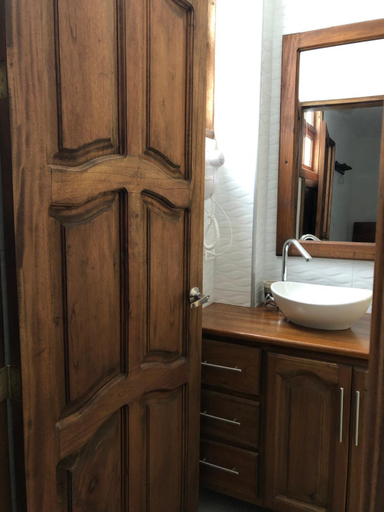 Bathroom 4, 40 Amigos Hotel, Jardín