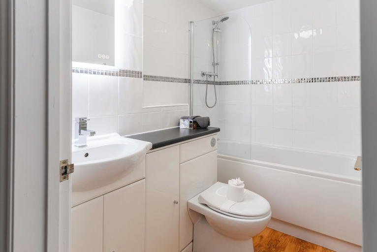 Bathroom 3, Holyland House - Greenacres Estates, Pembrokeshire