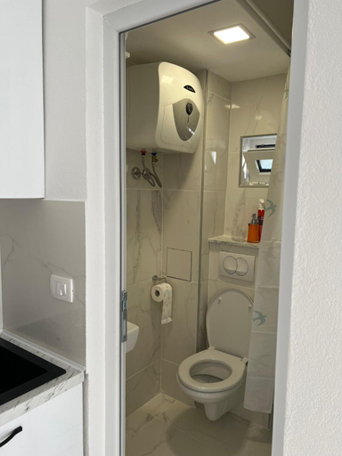 Others 4, Apartmani Ema