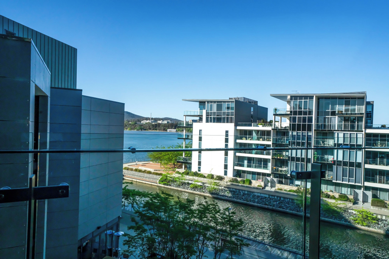 Modern studio with free wifi & parking, Canberra