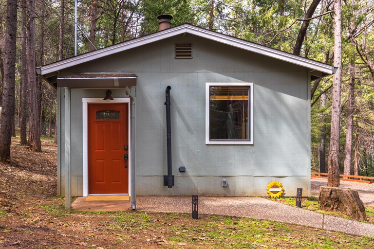 Exterior & Views 1, Little House in the Big Woods, Butte